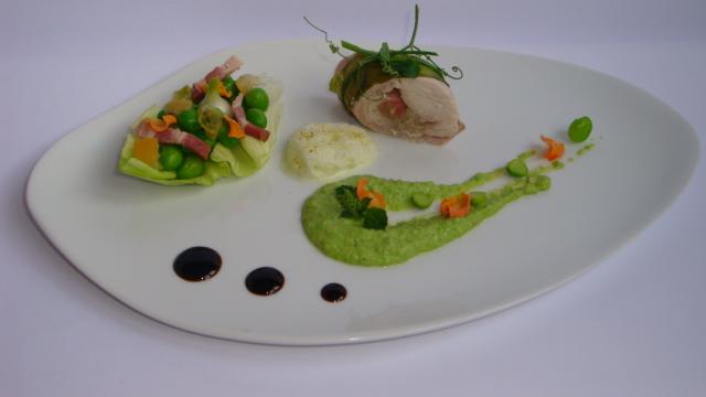 Râble de lapin farci aux feuilles de laitue, Déclinaison autour des petits pois à la Française : en purée à la menthe, en cocotte au citron confit, en émulsion à la réglisse, et chips de carott