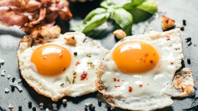 Fini le jaune trop cuit et le blanc pas assez, ce chef dévoile La technique pour cuire un œuf au plat parfaitement