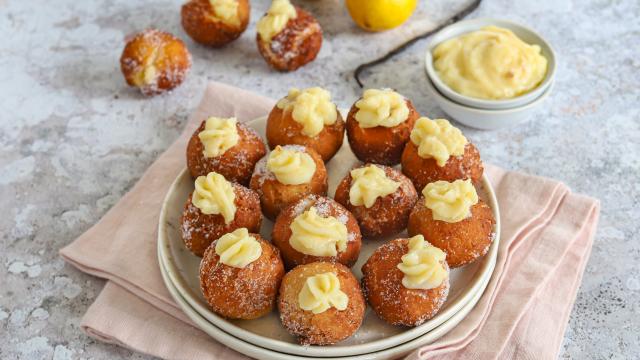 Castagnole fourrées à la crème pâtissière