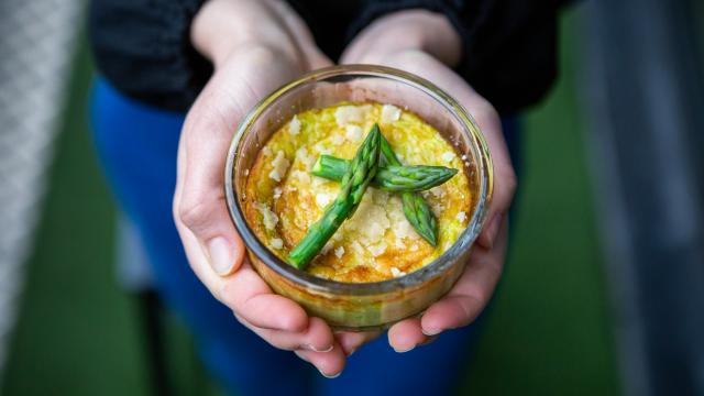 Petits clafoutis aux asperges vertes et parmesan