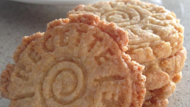 Les petits biscuits sablés à la noix de coco et à la cannelle