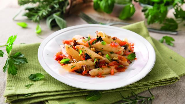 Penne rigate aux légumes méditerranéens et herbes fraîches