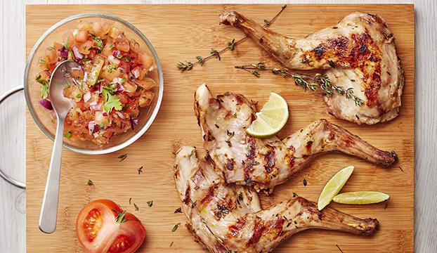 Gigolettes de lapin au barbecue, parfumées au thym, citron et salsa de tomates