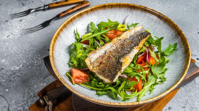 Que faire quand une arête de poisson reste coincée dans la gorge ?