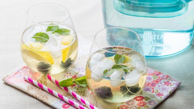 Thé vert glacé aux fruits rouges et menthe fraîche