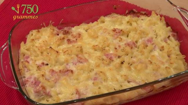 Gratin de pâtes au jambon assaisonné d'une pointe de noix de muscade