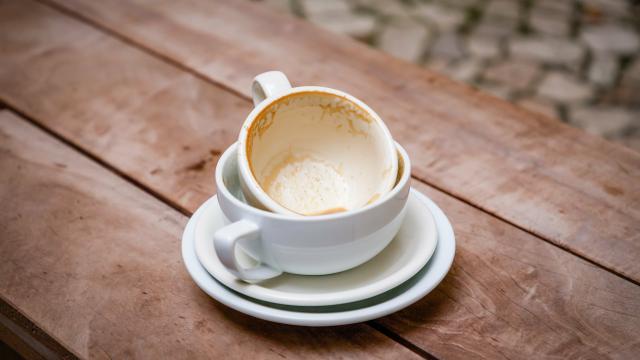 Votre tasse préférée est tachée par des traces incrustées de thé ou de café ? Cette astuce va vous permettre de la rendre comme neuve
