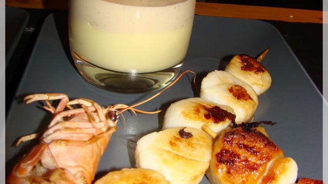 Crème de panais, émulsion de châtaignes et gambas grillées