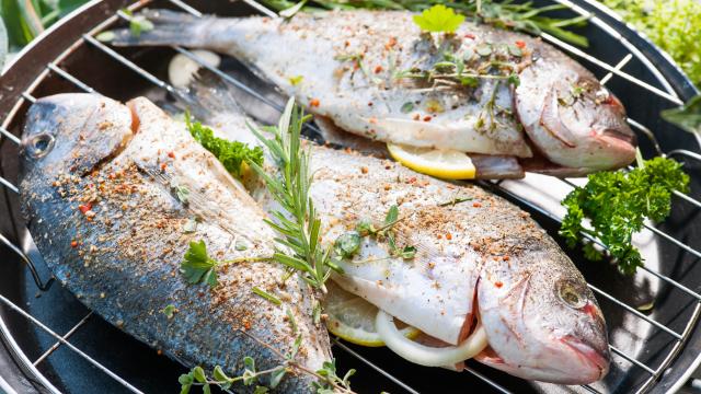 Grillez le poisson sans accroc avec cette astuce pour une peau qui ne colle pas au barbecue !