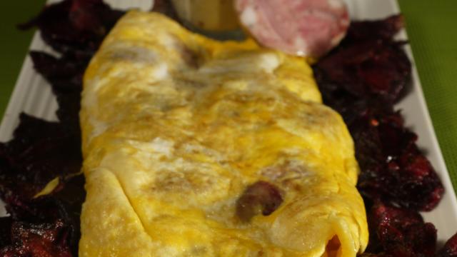 Omelette au boudin blanc et chips de betterave