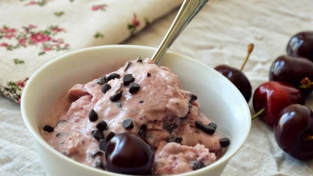 Frozen yogurt à la cerise et aux pépites de chocolat