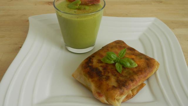 Coca espagnole revisitée, gaspacho de fèves au chorizo,chips de serrano