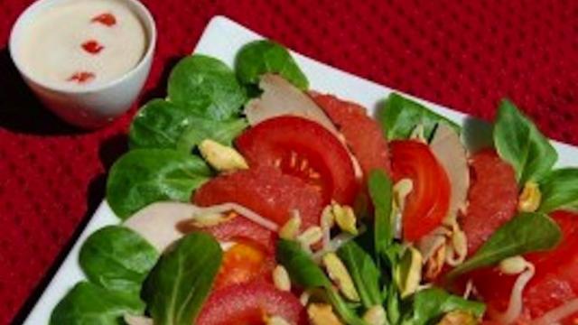 Salade de poulet aux agrumes sur lit de mâche à base d'émincés de poulet cuit rôti