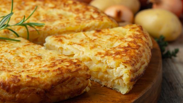 “Moi, je l’aime classique” : Cyril Lignac partage avec nous sa recette de tortilla aux pommes de terre comme en Espagne