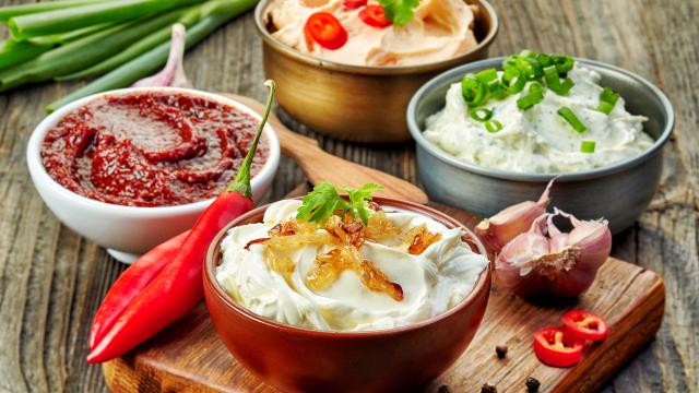 Voici notre top 10 des meilleurs dips, tartines et tartinades pour vos apéritifs estivaux !