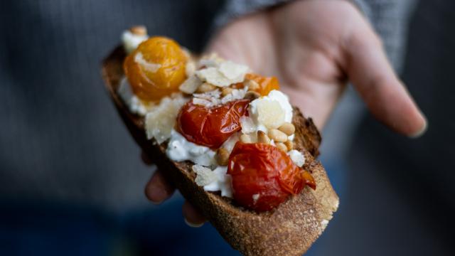 Bruschetta à la burrata et tomates cerises confites