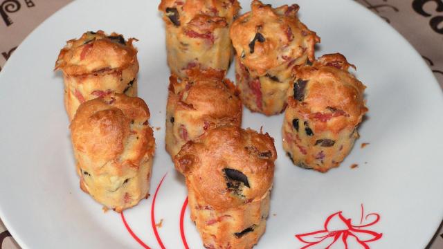 Mini-cannelés au jambon et aux olives