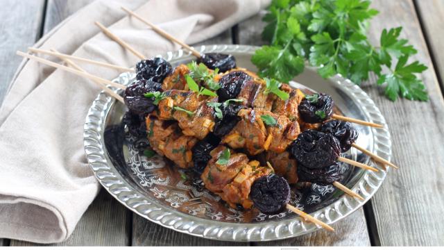 Brochettes d'agneau marinées aux pruneaux d'Agen