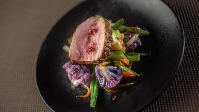 Tataki de filet de veau sous la mère, légumes du moment au wok