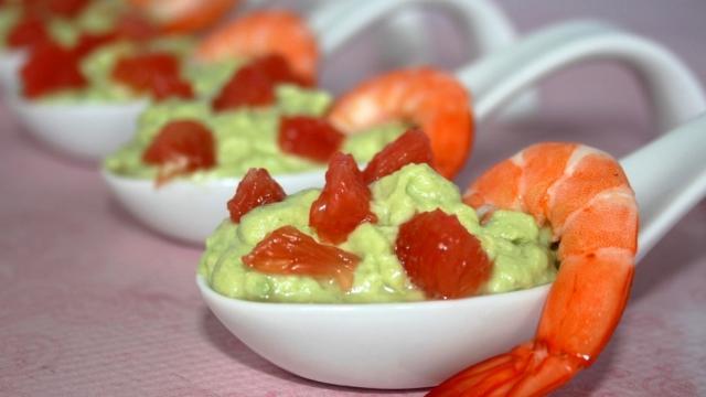 Cuillères à l'avocat, crevette et pamplemousse rose