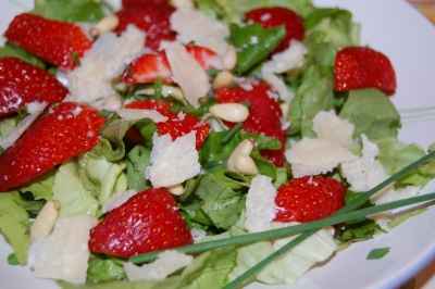 Salade verte aux fraises