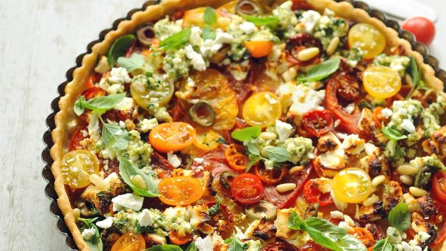 Tarte aux tomates mélangées et basilic