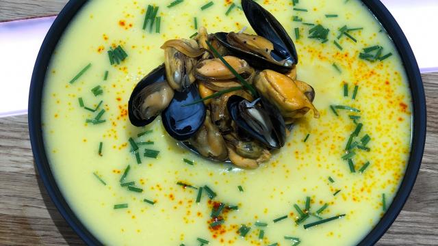 Soupe crémeuse aux moules et safran