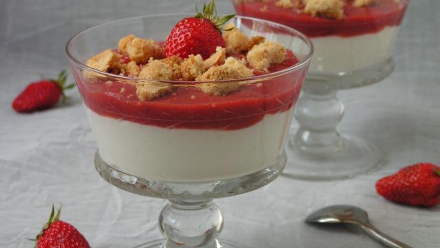 Coulis de gariguettes, rhubarbe sur son fromage blanc au kiri, crumble biscuit amande