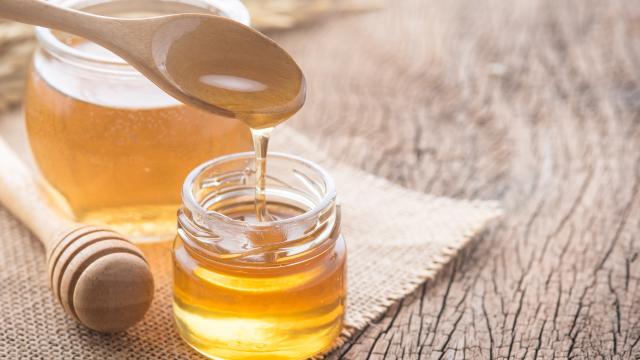 Pourquoi il ne faut surtout jamais donner du miel à un enfant de moins d’un an ?