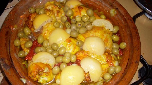 Tajine de poulet aux olives et aux citrons confits