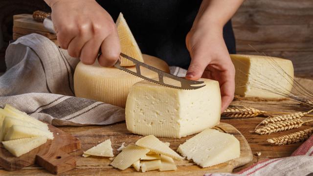 Savez-vous pourquoi la lame des couteaux à fromage comporte des trous ? La réponse est très logique !