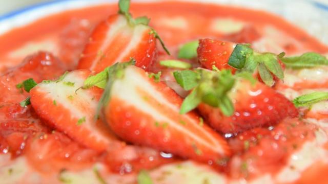 Riz au lait, fraises granitées au citron vert