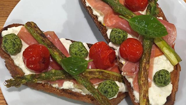 Bruschetta aux asperges vertes, mozzarella Di Bufala et jambon de Parme