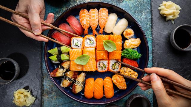 "Il va falloir les éviter": un diététicien dévoile les sushis qu’il vaut mieux ne pas commander au restaurant
