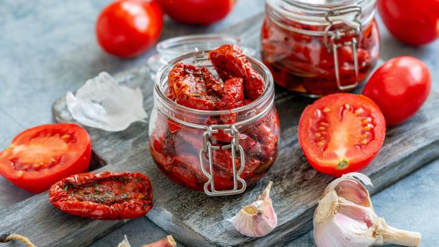 Découvrez cette technique étonnante pour faire des tomates cerises séchées avec… sa voiture