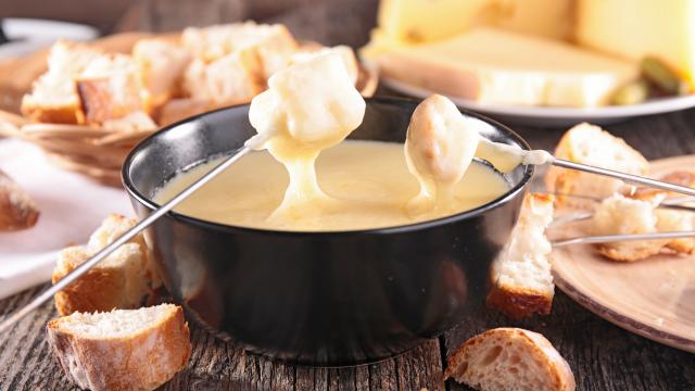 Par quoi peut-on remplacer le vin dans une fondue savoyarde ?