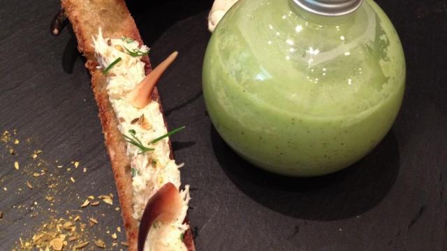 Gaspacho de concombre au kiwi, tartine de crabe