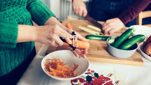 Jeter les épluchures de légumes et de fruits, un véritable péché : voici comment les cuisiner !