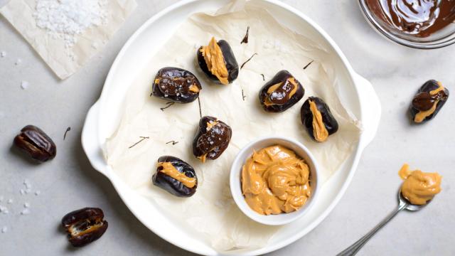 Dattes fourrées au beurre de cacahuètes : vous allez adorer ce snack facile et rapide à faire