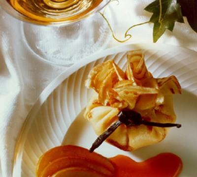 Aumônières de crêpes à la compote de pommes vanillée et caramel d'oranges