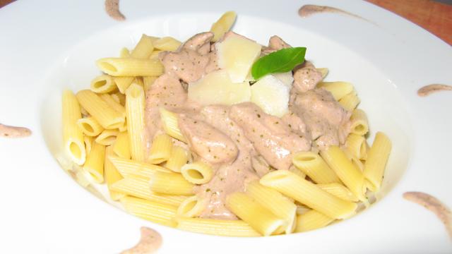 Penne rigate au poulet, sauce porto et pesto