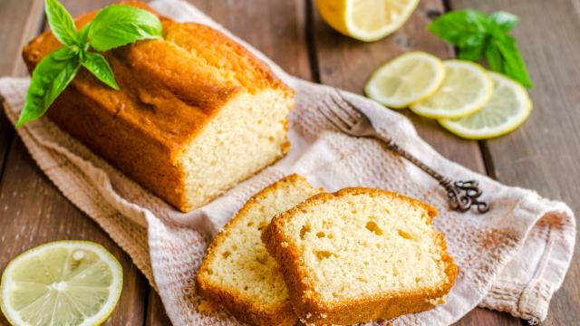 “Moelleux et léger”, voici la meilleure recette de cake citron et graines de pavot de 750g