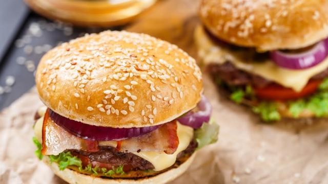 Burger au lard et oignons rouges