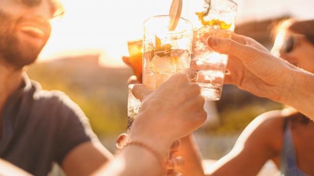 "C’est un des moins riche que l’on peut avoir" : ce cocktail très prisé l’été s’avère étonnamment peu calorique !