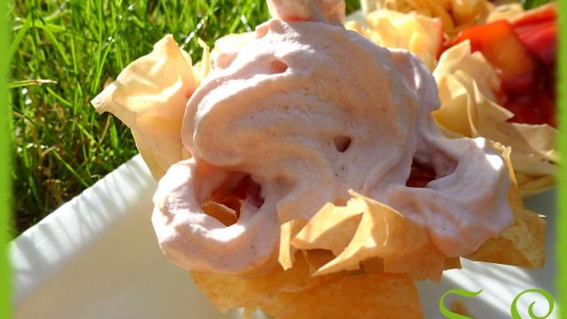 Coupelle filo et sa garniture de mangue-soupe de fraises