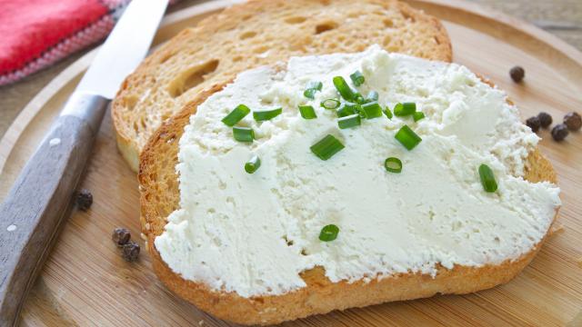 “Moins cher, moins gras” : ce fromager dévoile sa recette toute simple pour faire du Boursin maison