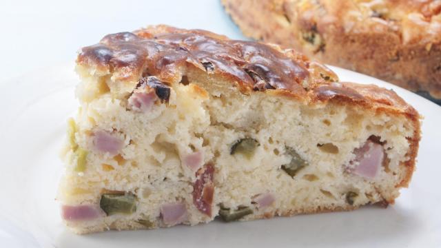 Cake olives, jambon et Saint Agur