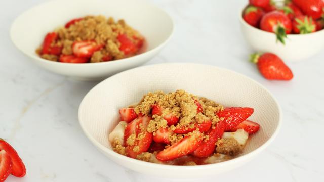 “Belle et délicieuse recette” : noté  4.8/5 par nos lecteurs, ce crumble fraises et rhubarbe est un dessert de saison parfait !