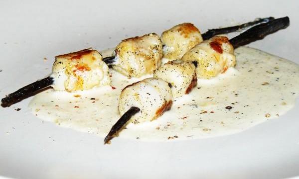 Brochette de saint-jacques sur bâton de vanille