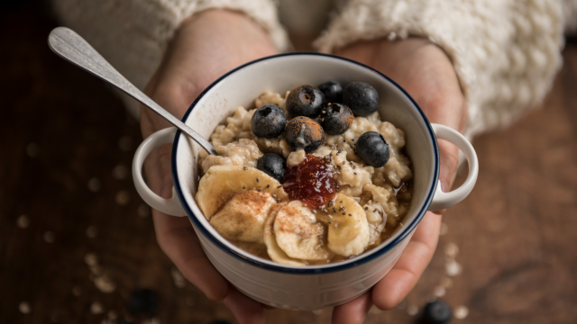 Prêt en 5 minutes, peu sucré et riche en fibres : voici la recette de l’overnight porridge, parfait pour le petit déjeuner !